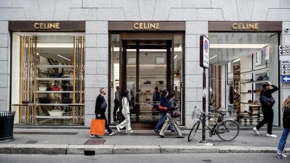 Il giorno della normalità dopo gli scontri in Duomo, tra shopping e lezioni: “Diciamo no alla paura” | Minniti: “Marracash? Non istiga”
