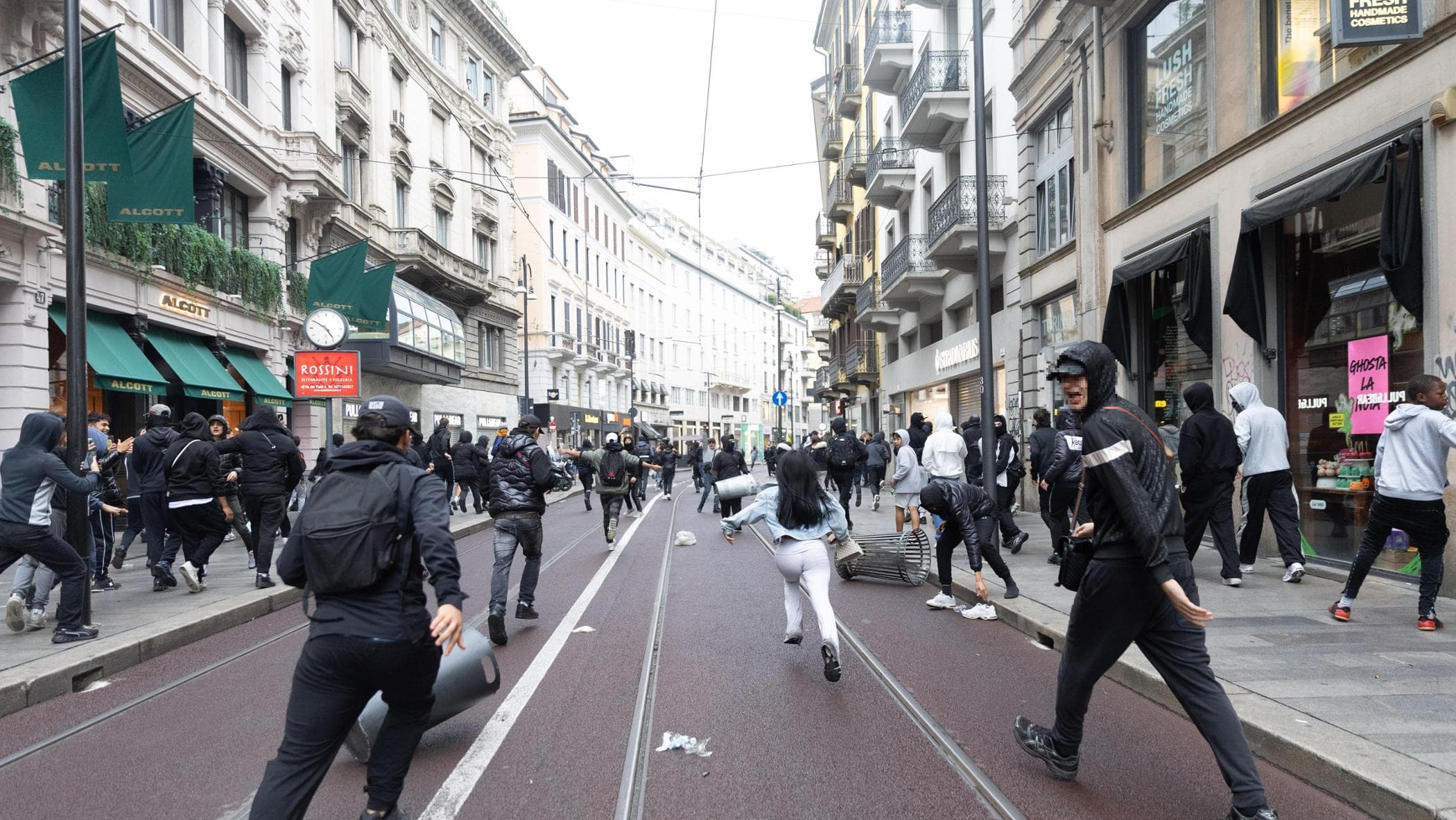 scontri duomo l8217identificato pi249 giovane ha 11 anni dalla scuola media ai video della guerriglia da Milano.repubblica.it scontri duomo l8217identificato pi249 giovane ha 11 anni dalla scuola media ai video della guerriglia