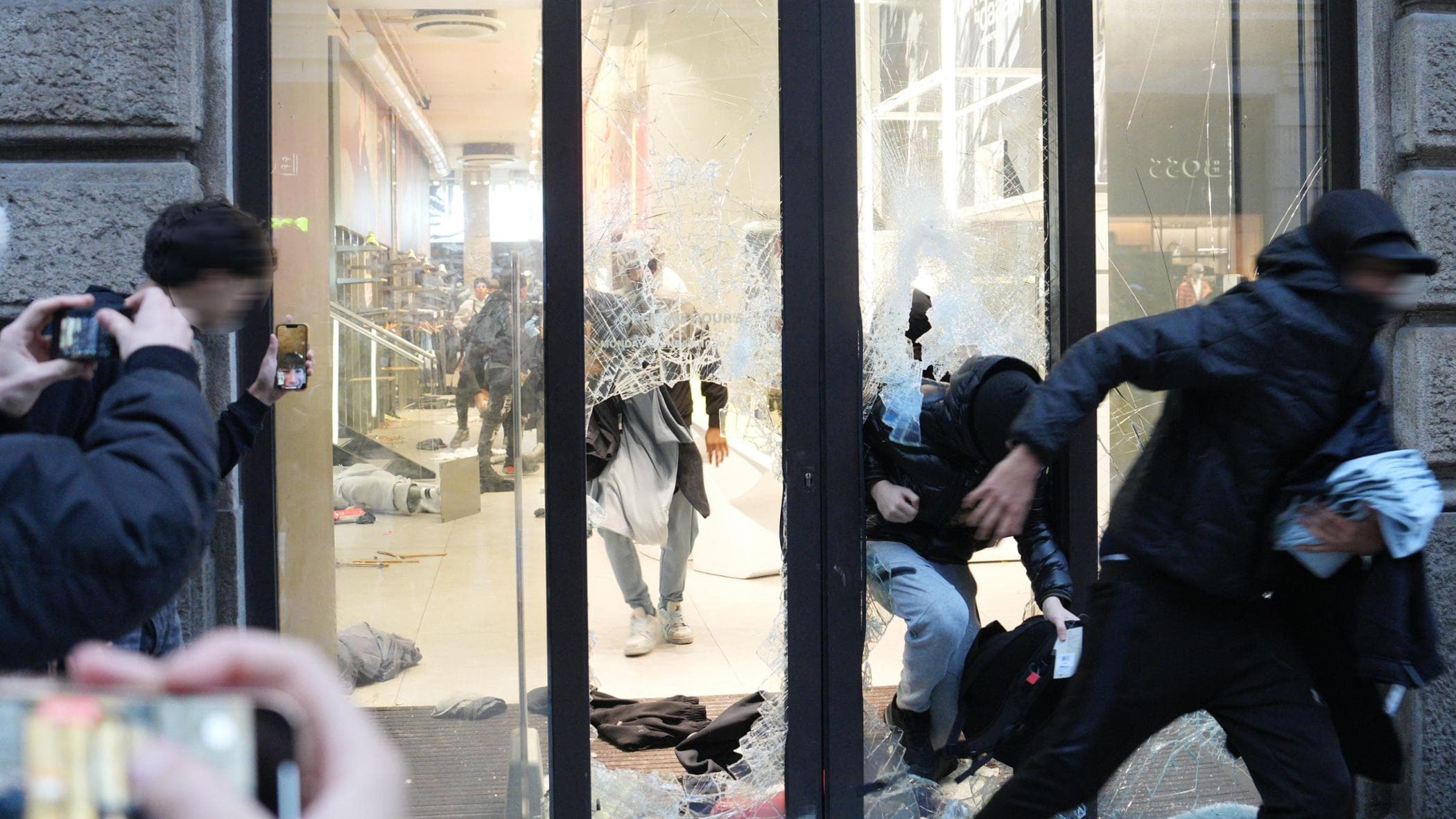 secondo giorno di scontri in duomo convalidato l8217arresto di un 21enne a casa con obbligo di firma da Milano.repubblica.it secondo giorno di scontri in duomo convalidato l8217arresto di un 21enne a casa con obbligo di firma