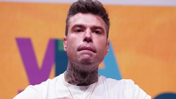 Fedez denunciato da 4  fan: “Ci ha presi a botte con i bodyguard perché chiedevamo un selfie” Video