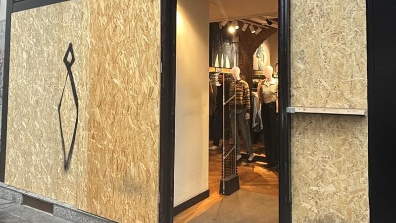 Negozi, appello di Sala: “Restate aperti”. I gestori si dividono e installano i pannelli protettivi