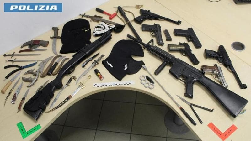 Chat per preparare scontri e saccheggi a Como: indagati 30 giovani. Negozi chiudono o si proteggono