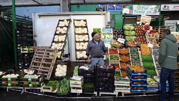 Più frutta estera e rincari: la spesa all’Ortomercato tra carovita e tir bloccati