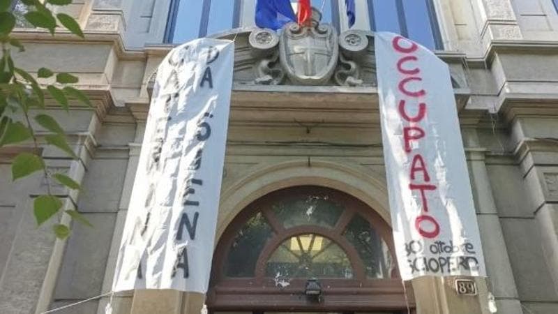 La protesta studentesca, occupazione anche al Tito Livio: “Soldi alle scuole, non alla guerra”