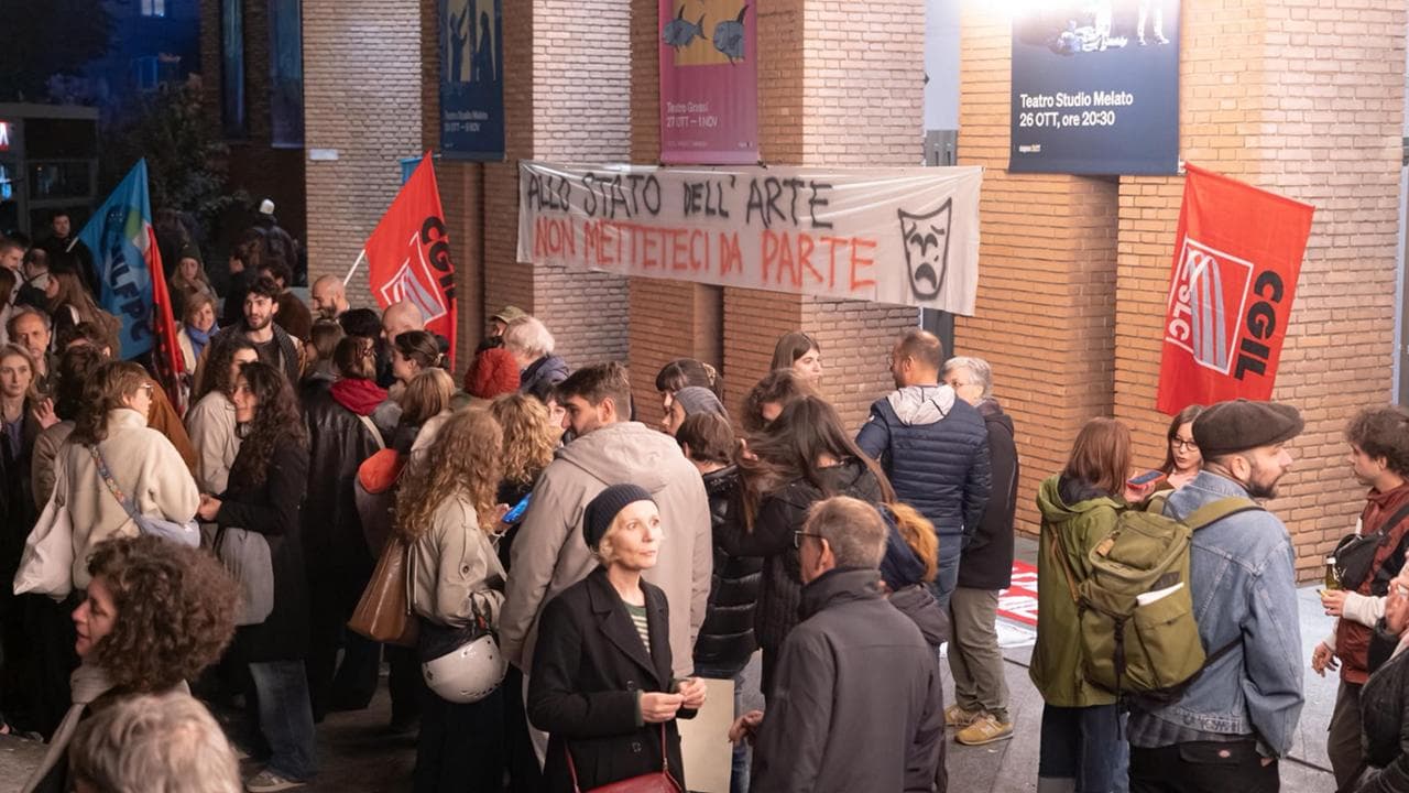 I volti e le voci del teatro fermo per protesta: “Giù il sipario sui diritti, non restiamo zitti”