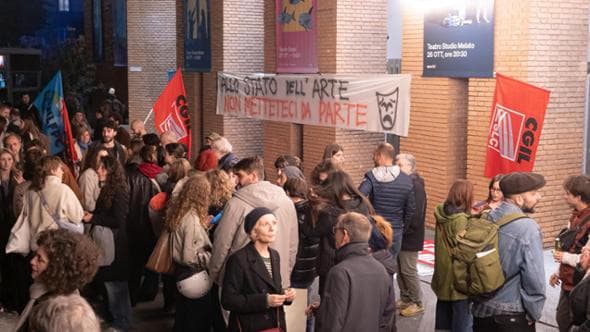 I volti e le voci del teatro fermo per protesta: “Giù il sipario sui diritti, non restiamo zitti”