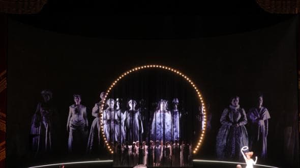 Un Faust scenografico tra visioni e luna park