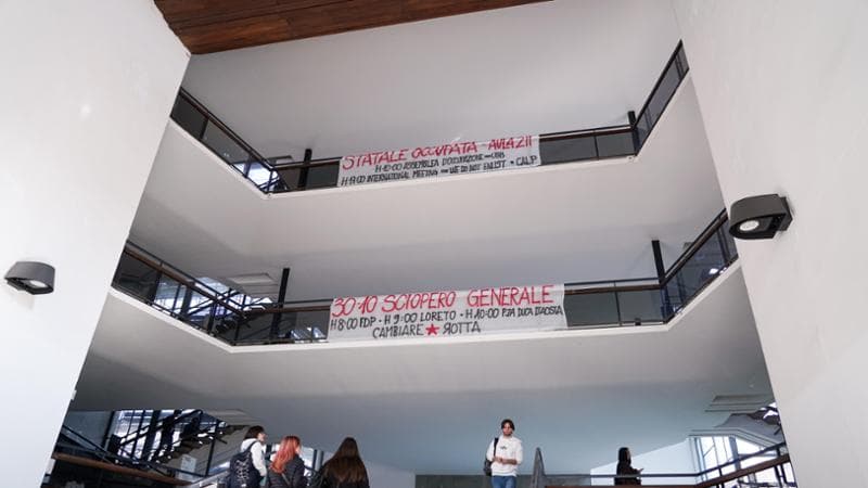 La spinta della generazione Z dalle università alla piazza: “No al carovita e alla guerra”