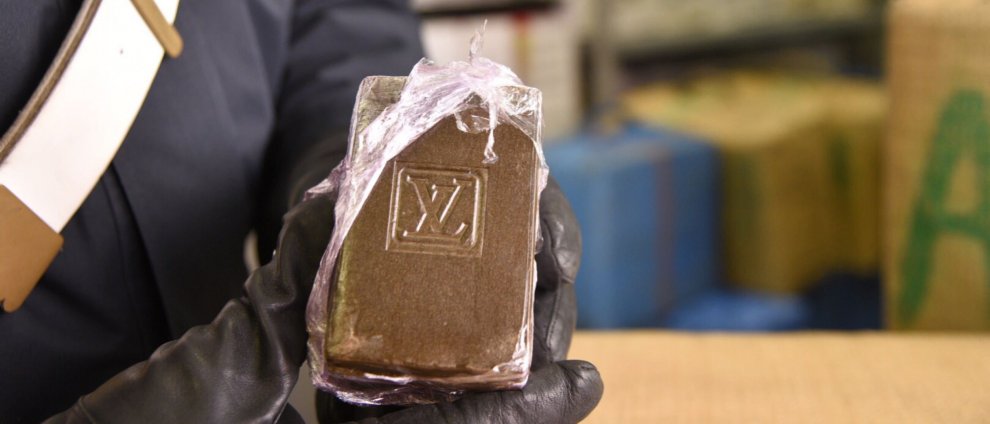 Panetti di hashish griffati Louis Vuitton, maxi-sequestro a Giugliano  (Napoli) - la Repubblica