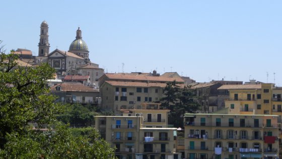 Il sacerdote viene colto da infarto durante la messa di Pasqua, il ...
