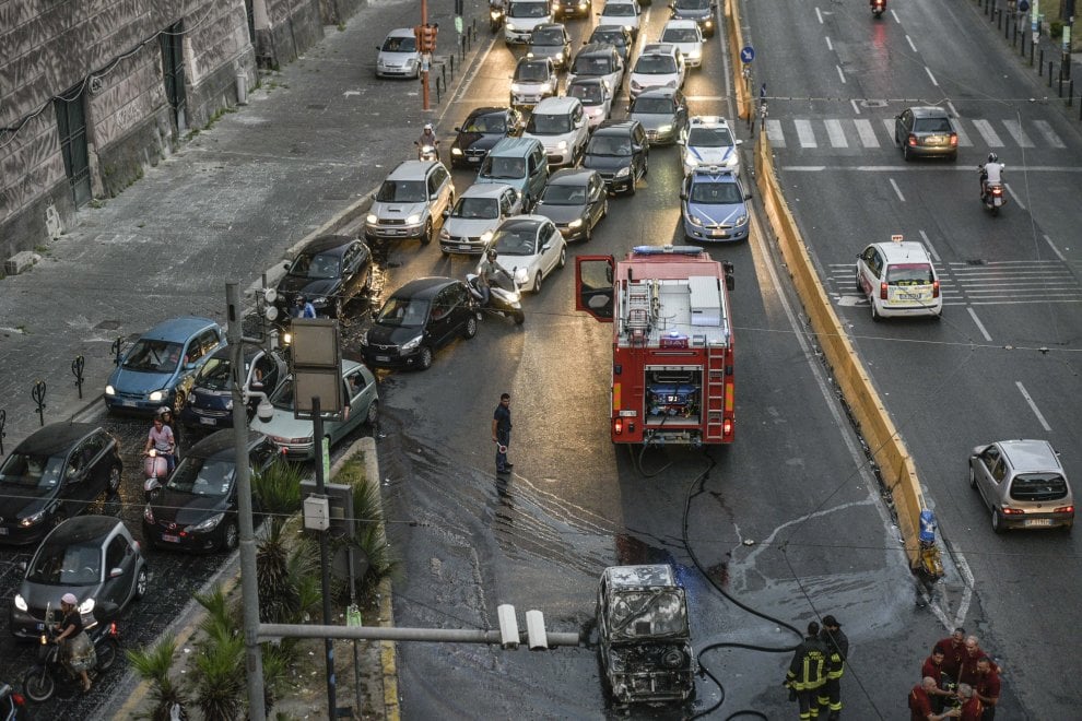 Traffico in tilt per un'auto in fiamme in via Acton - la Repubblica