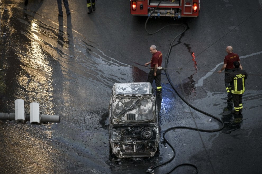 Traffico in tilt per un'auto in fiamme in via Acton - la Repubblica