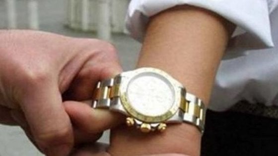 A Napoli rapina a turista coreano, rubato un Rolex da 100 mila euro - la  Repubblica