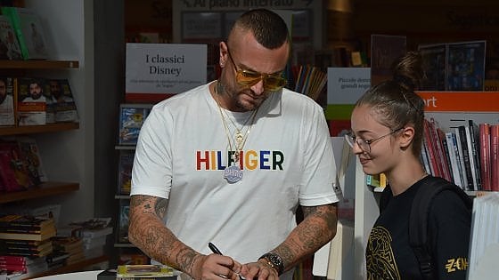 Napoli, in duecento alla Feltrinelli Express per il firmacopie di Guè  Pequeno - la Repubblica