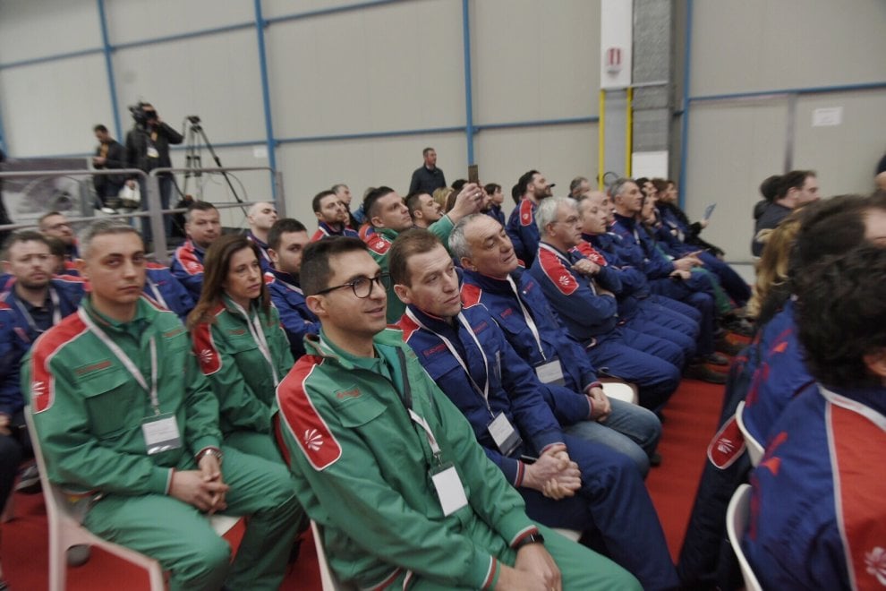 Pomigliano, selfie di Di Maio e Conte con i lavoratori dello ...