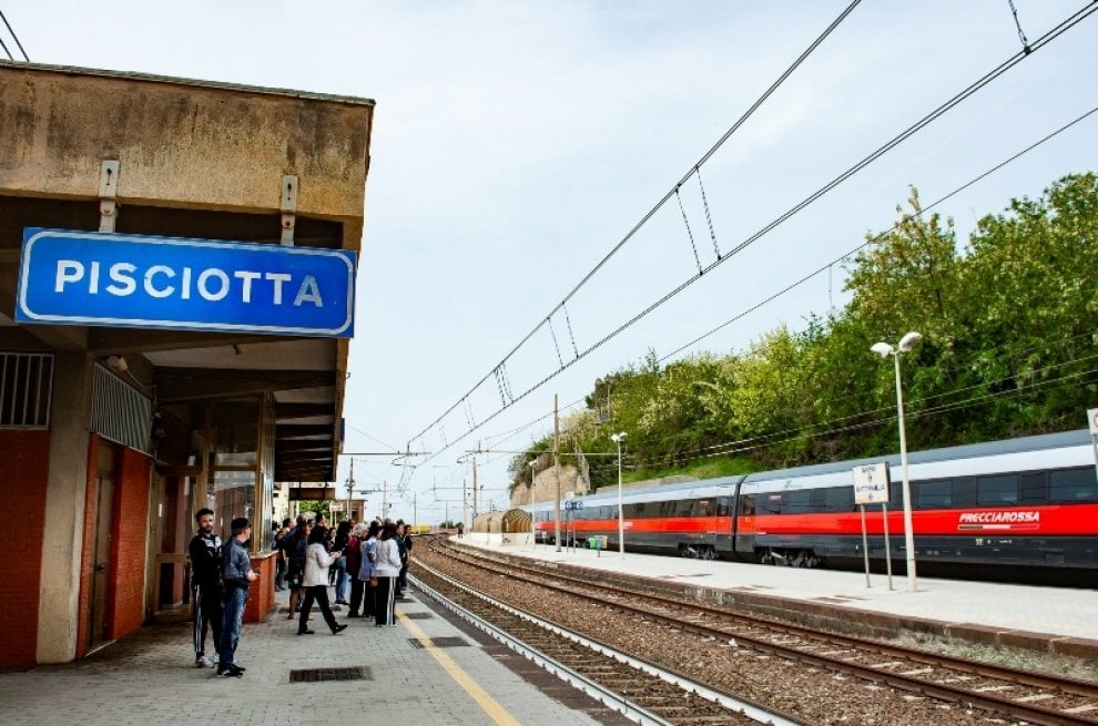 Applausi ed emozione per la prima volta del Frecciarossa a Pisciotta - la Repubblica