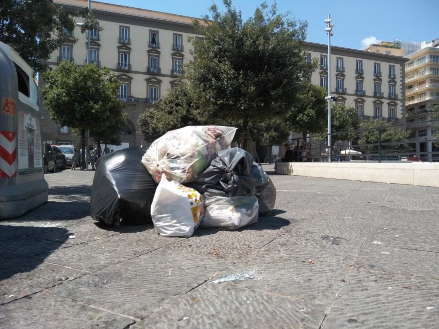 Rifiuti, è ancora crisi in tutta la città di Napoli: immondizia davanti ...