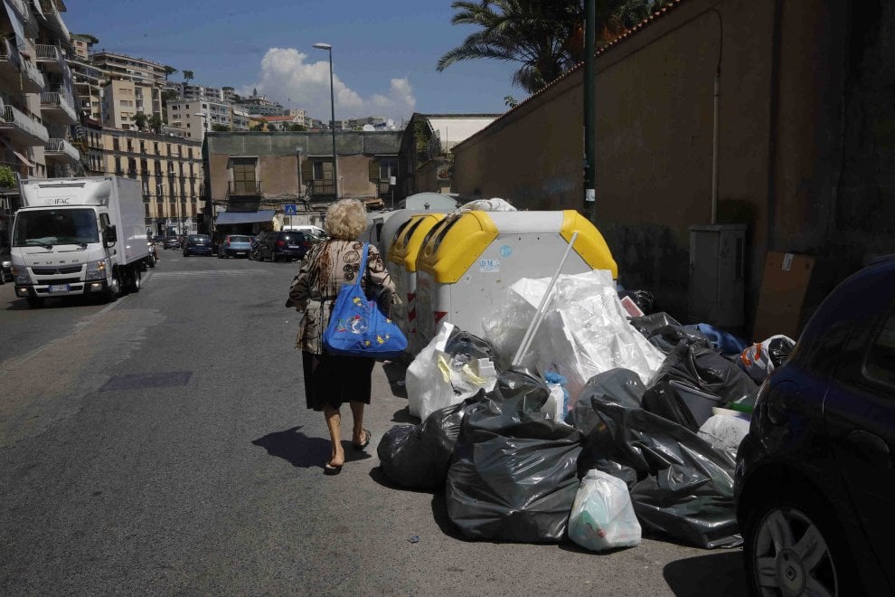 Rifiuti, è ancora crisi in tutta la città di Napoli: immondizia davanti ...