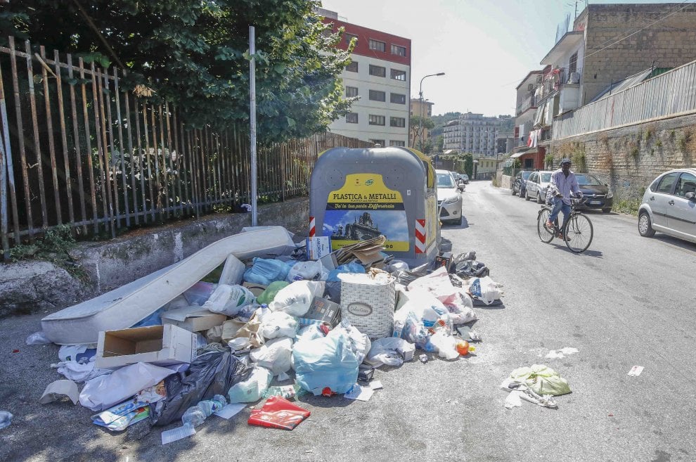 Rifiuti, è ancora crisi in tutta la città di Napoli: immondizia davanti ...
