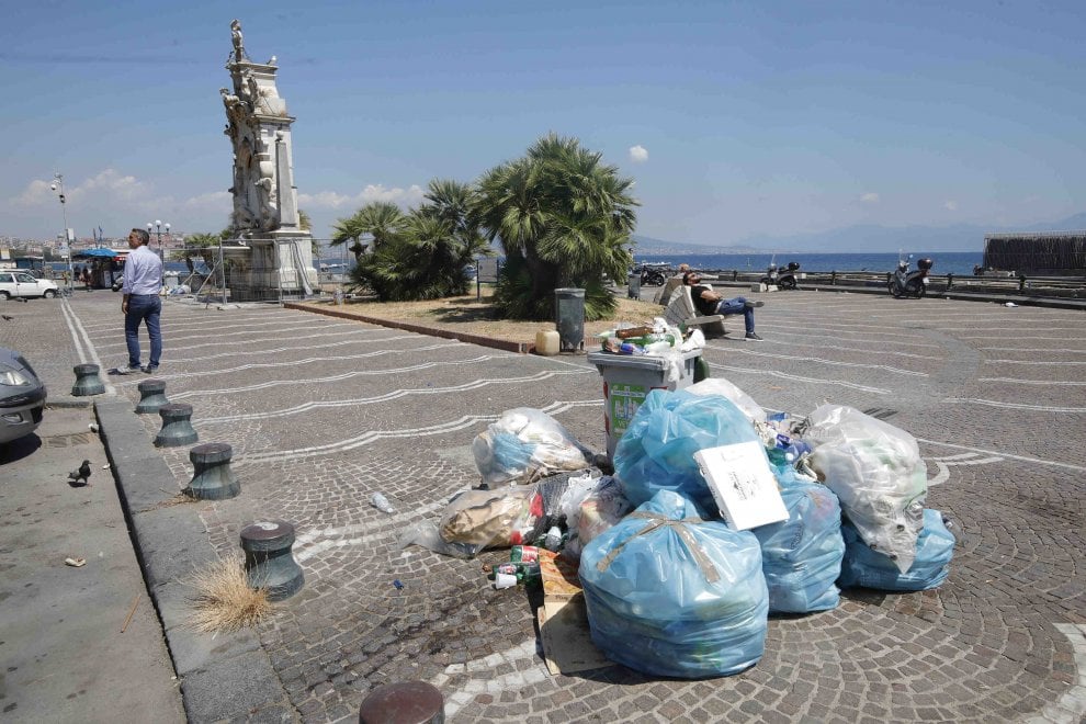 Rifiuti, è ancora crisi in tutta la città di Napoli: immondizia davanti ...