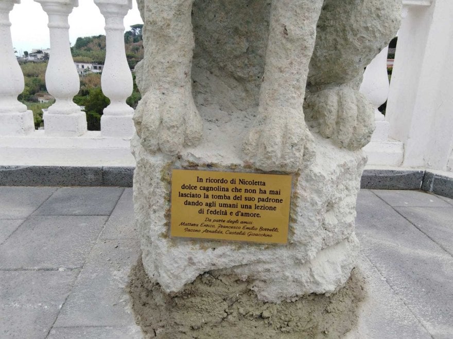 Forio d'Ischia, ecco la statua dedicata a Nicoletta: il cane che vegliò ...