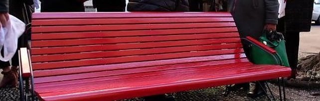 Violenza contro le donne, la mamma  di Tiziana: "Con la panchina mia figlia  non sar&agrave; pi&ugrave; invisibile"