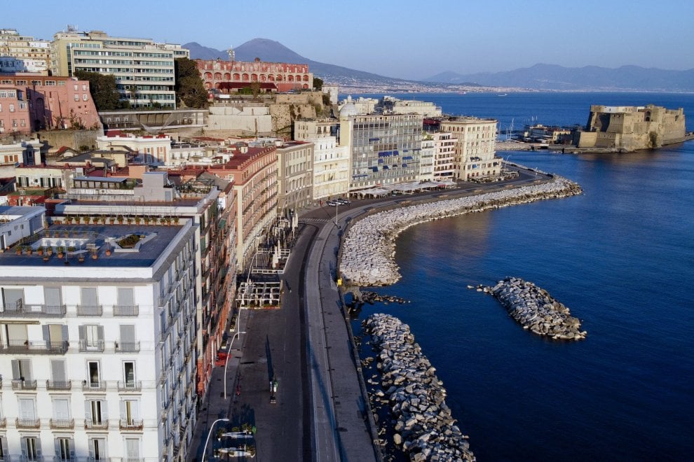 Napoli, lo spettacolo della città con le luci accese nelle case - la