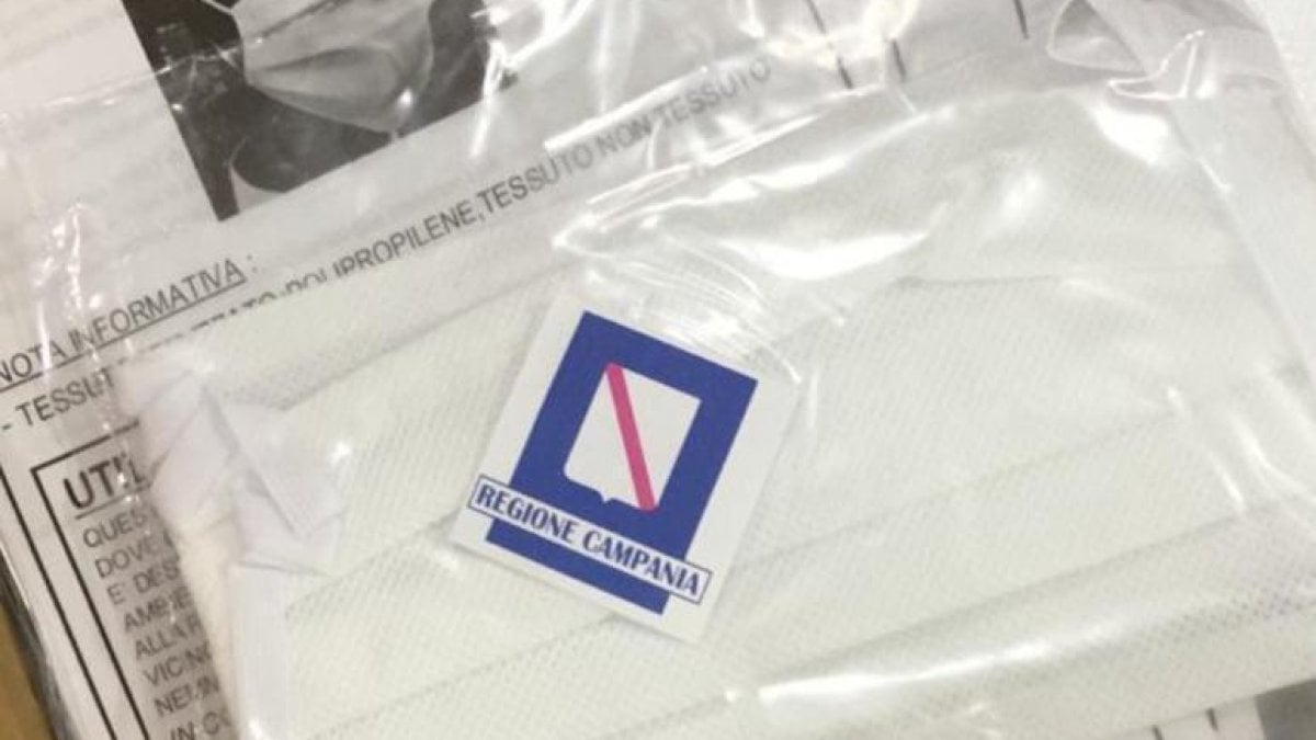 Tre milioni di mascherine avranno il logo della Regione Campania. L'opposizione: "Spot elettorale" - la Repubblica