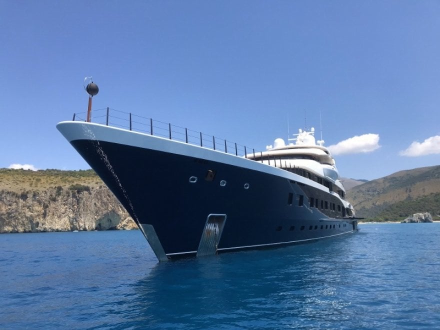 A Palinuro il super yacht di Bernard Arnault, il proprietario di Louis  Vuitton - la Repubblica