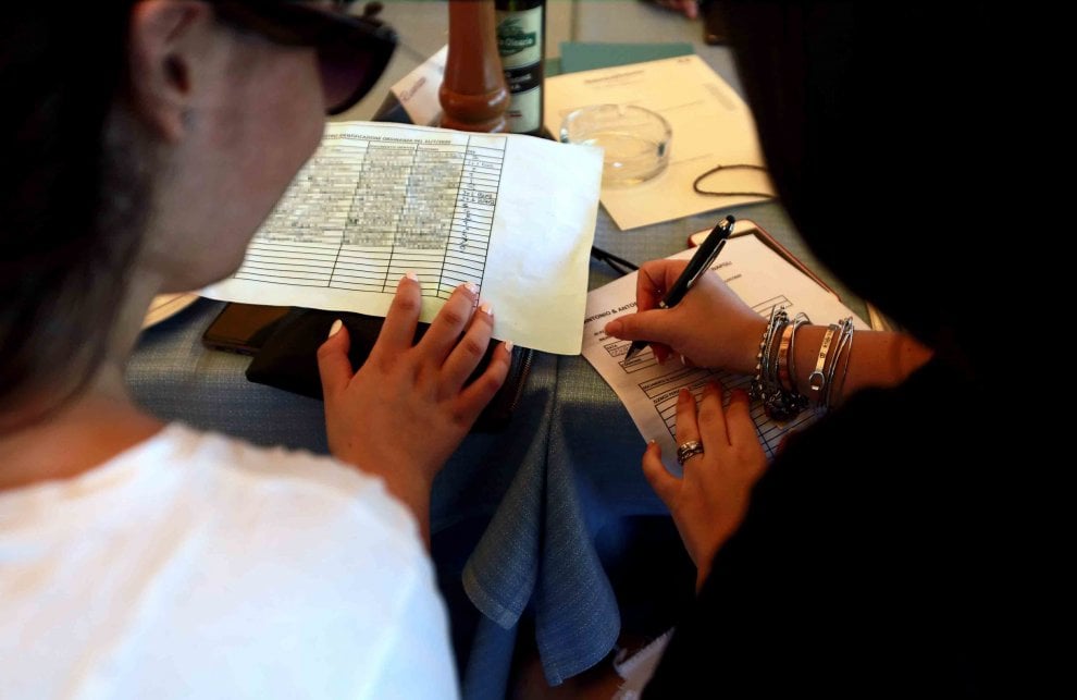 A Napoli, carta d'identità al ristorante, i ristoratori 