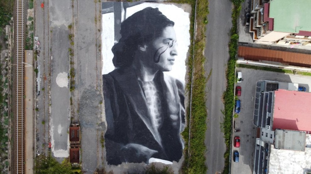 Quarto, il maxi dipinto di Jorit: Rosa Parks in un'opera di 1.500 metri quadri sulla stazione Eav - la Repubblica