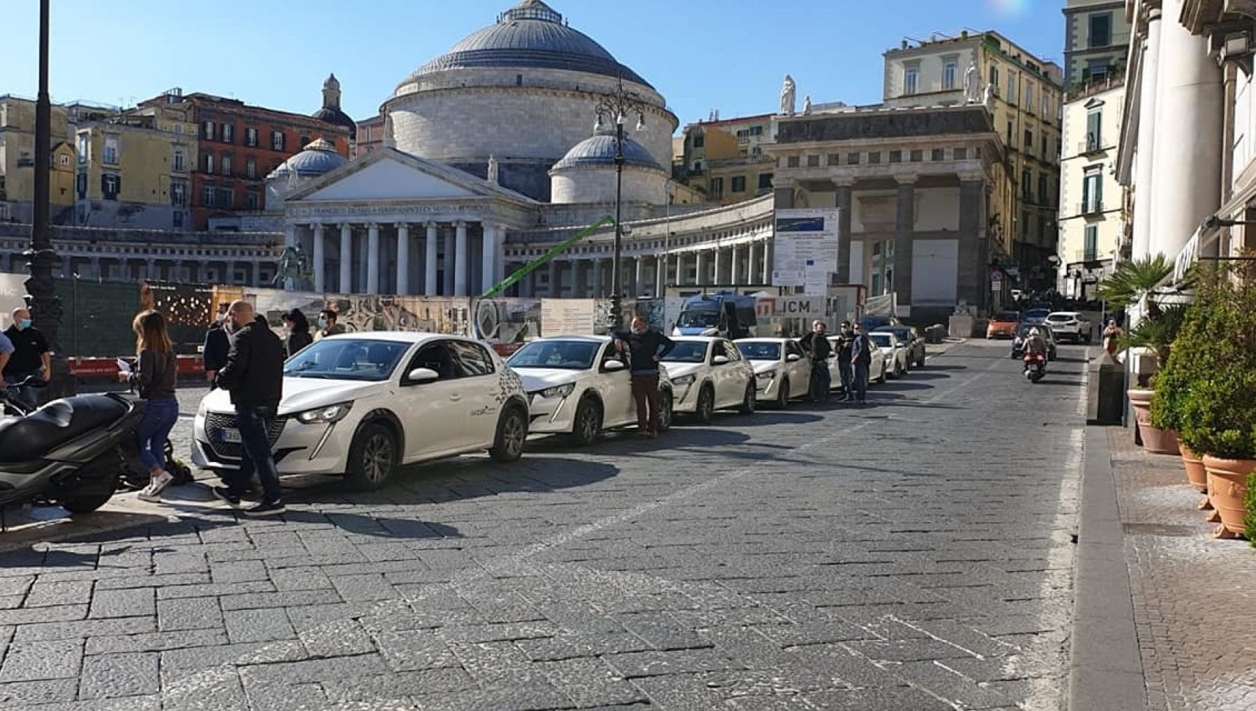 Ennesimo furto, Gesco ritira le auto Amicar e sospende il servizio di
