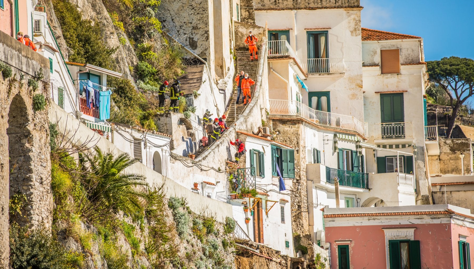Paura ad Amalfi, frana il costone di Vagliendola. Costiera isolata - la  Repubblica
