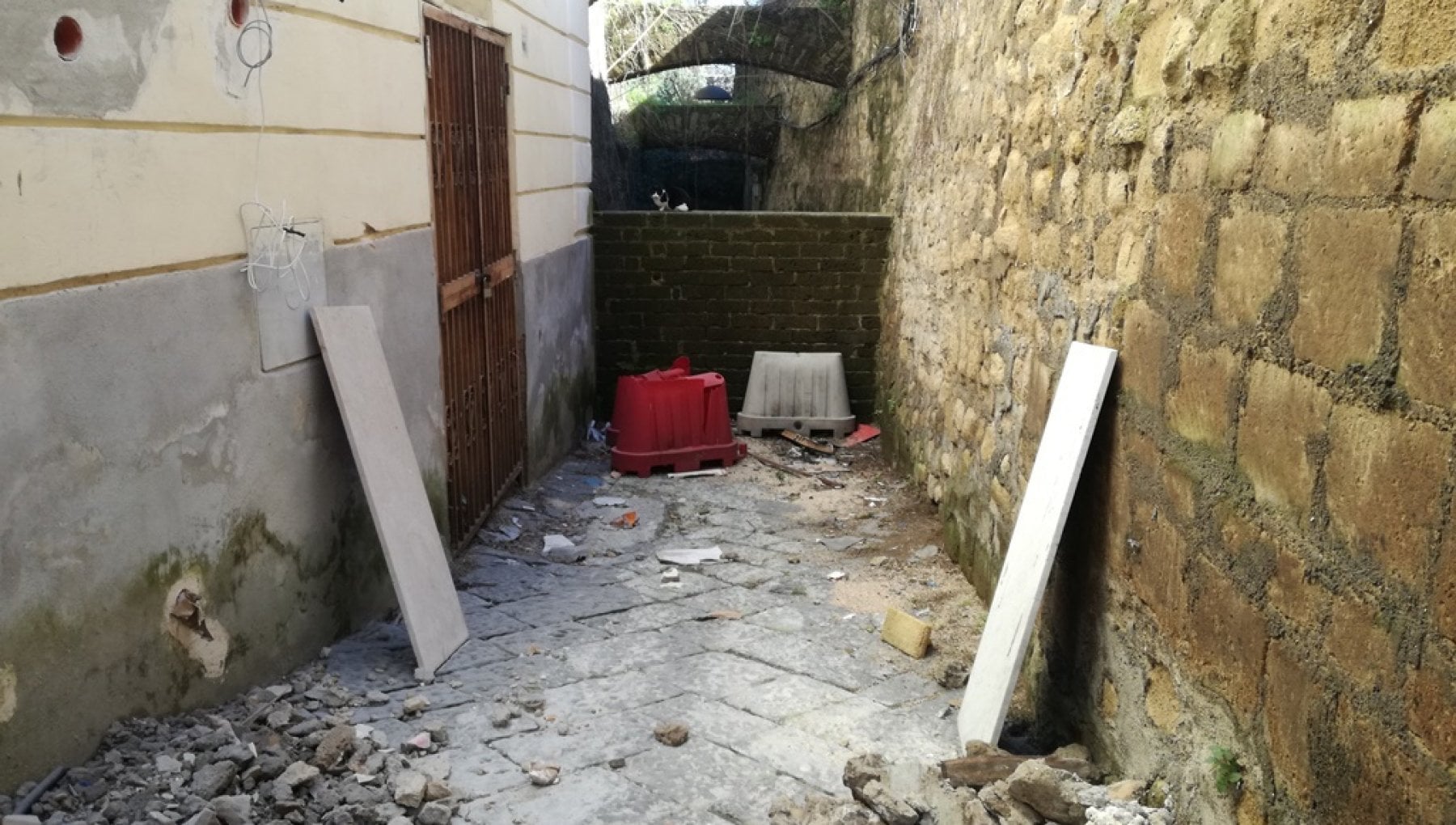 A Chiaia Via Della Croce Rossa Cambia Nome Ma Resta Interrotta Da Sei 