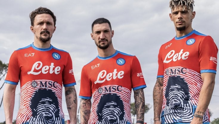 Napoli, con il Milan torna la maglia azzurra: quelle rosse dedicate a  Maradona all'asta per auitare i profughi ucraini - la Repubblica