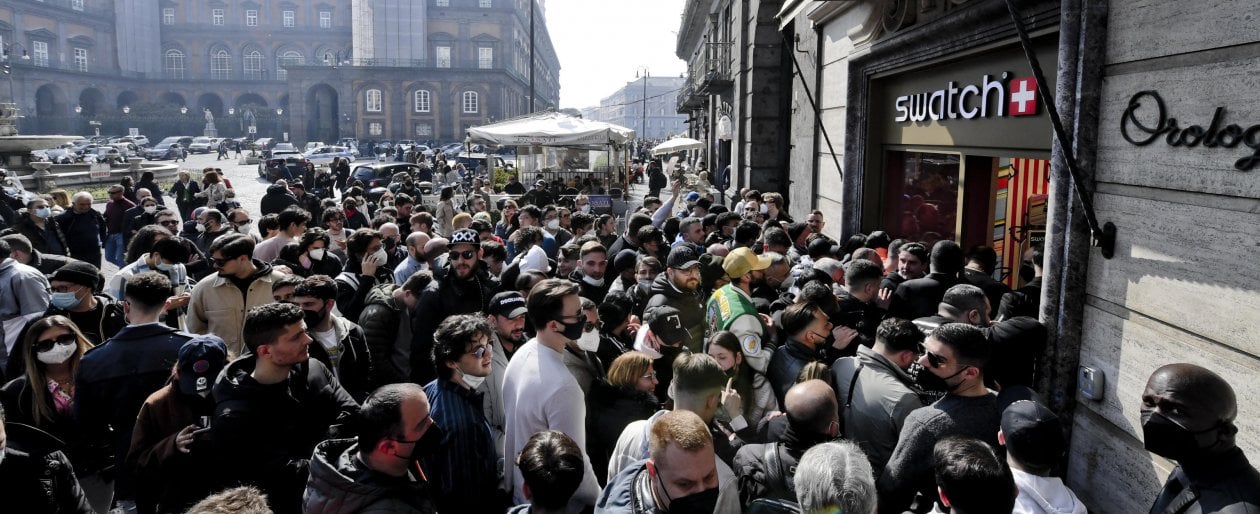 Swatch Omega: a Napoli in fila di notte per i nuovi orologi da collezione -  la Repubblica