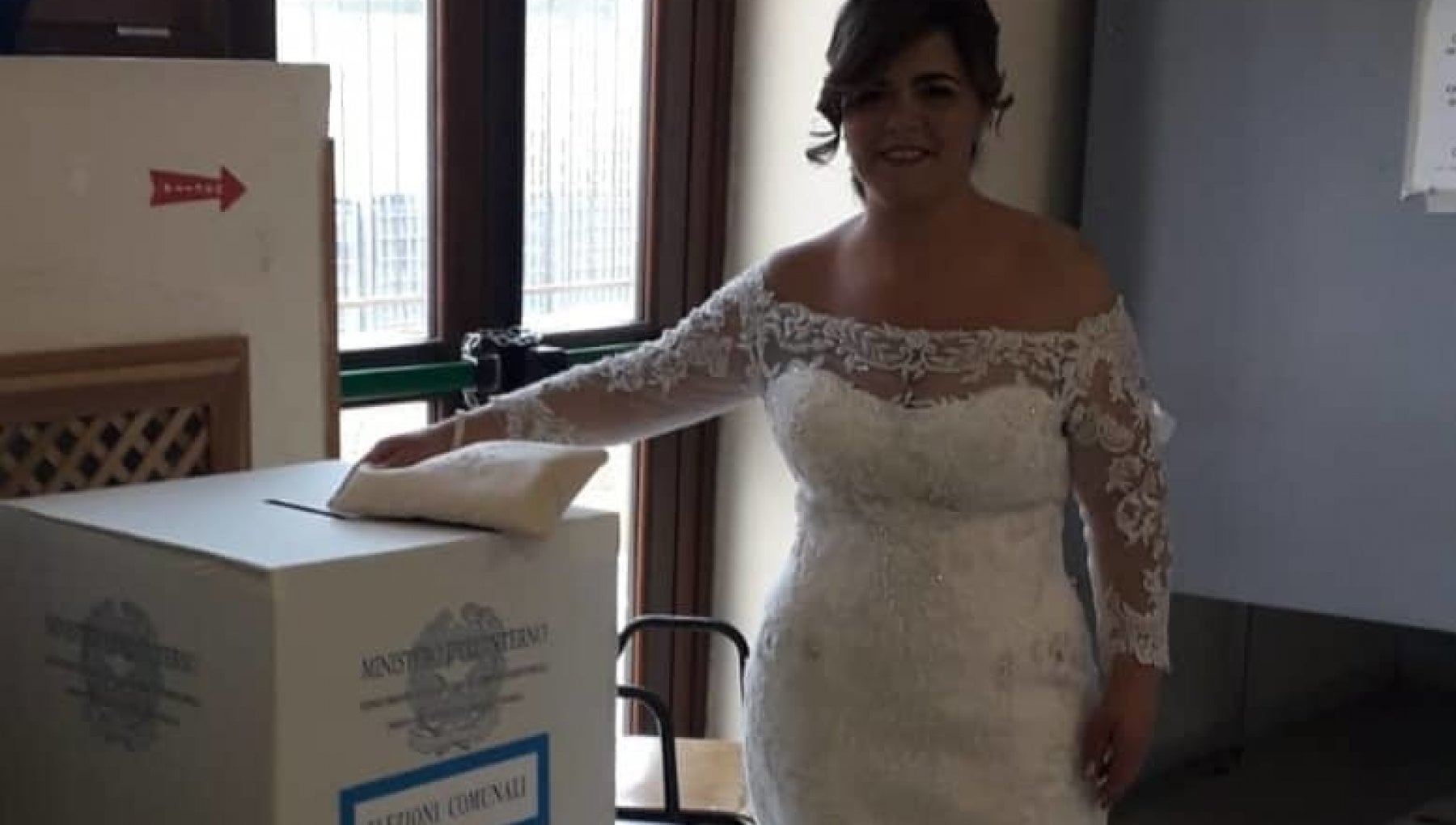 In abito da sposa al seggio elettorale per scegliere il sindaco di Pimonte  - la Repubblica