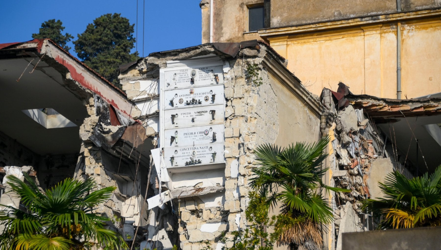 Cimitero Di Poggioreale L allerta Meteo Ferma Il Recupero Delle Salme 