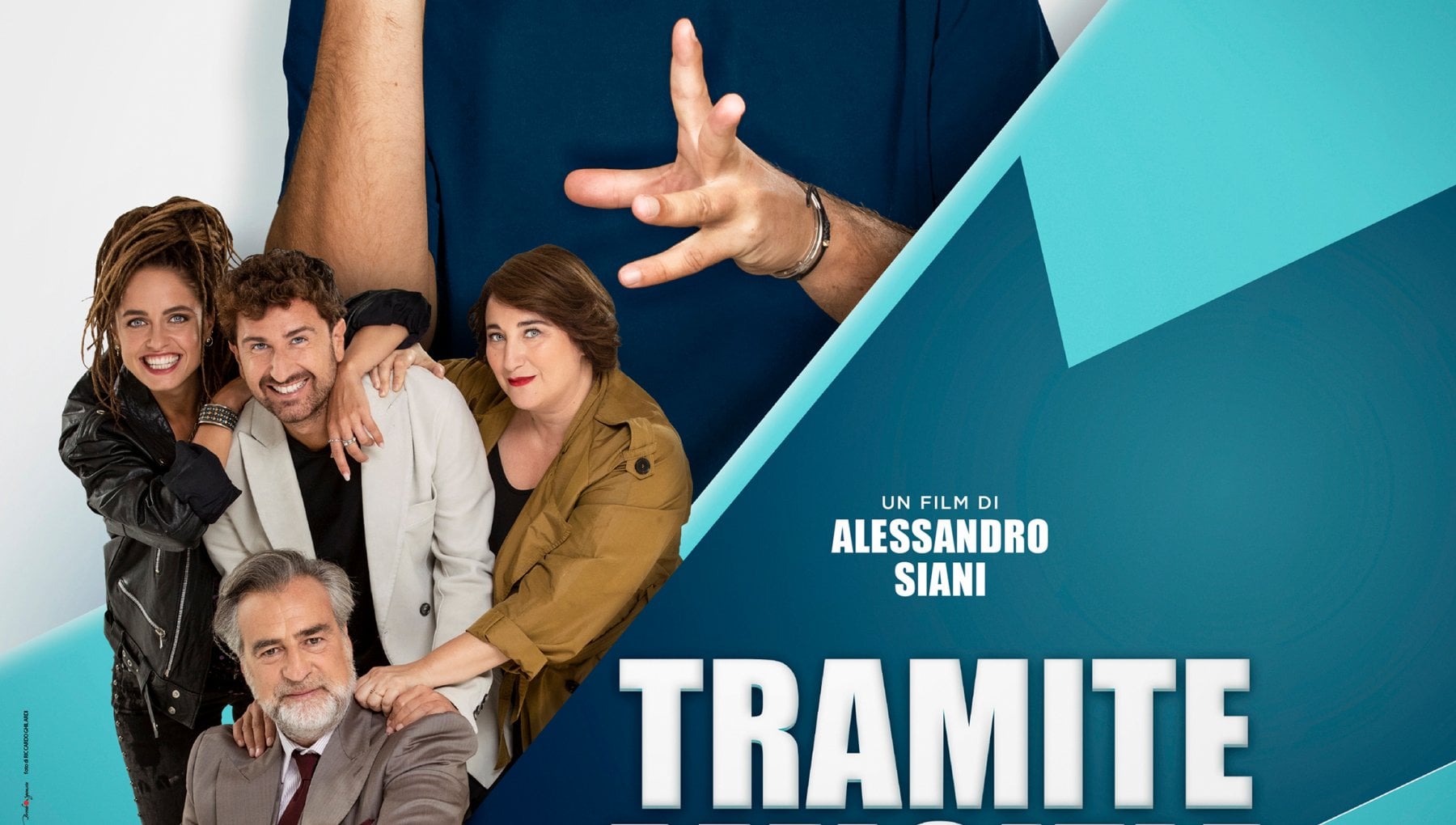 "Tramite amicizia" il poster del nuovo film di Alessandro Siani la