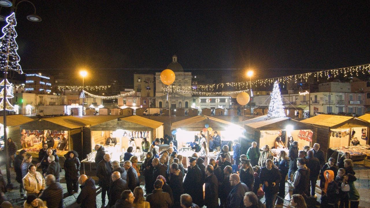 Globo Di Neve LED Konstsmide Con Scena Di Mercatino Di Natale | Con Timer E Musica Opzionale | A Batteria