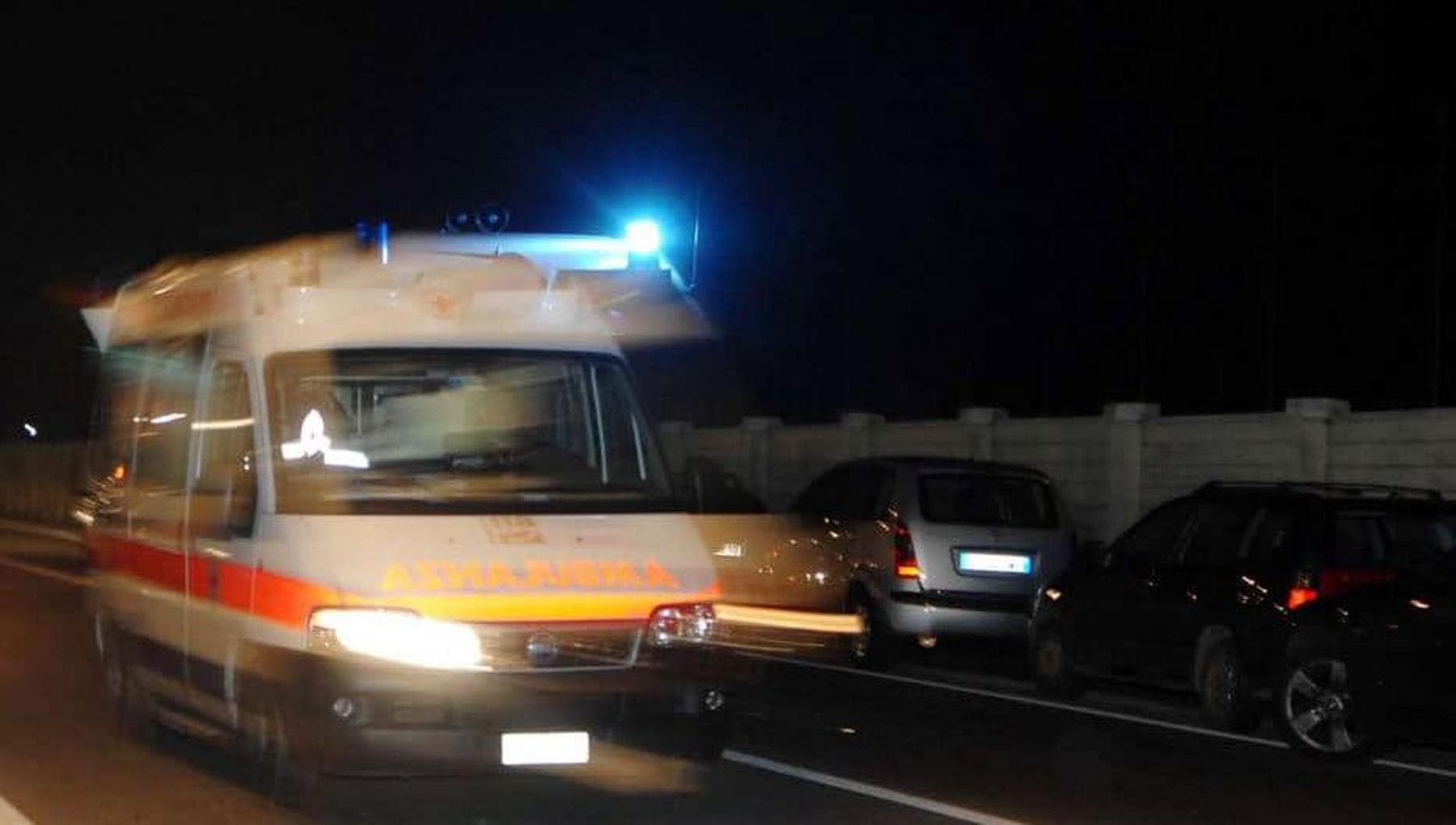 Incidente nella notte a Napoli: scontro tra auto e scooter, grave un ...