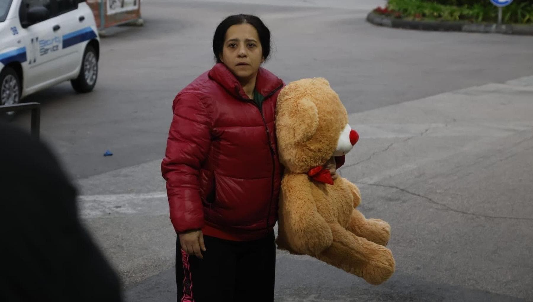 Bimbo in attesa di cuore a Napoli, mamma Patrizia con un orso di peluche: “È un guerriero non mollo”
