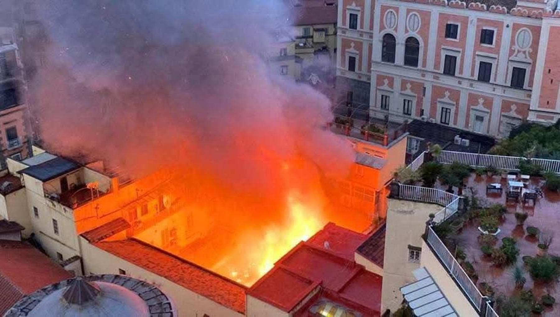 Napoli, incendio a Chiaia: coinvolto anche il teatro Sannazaro