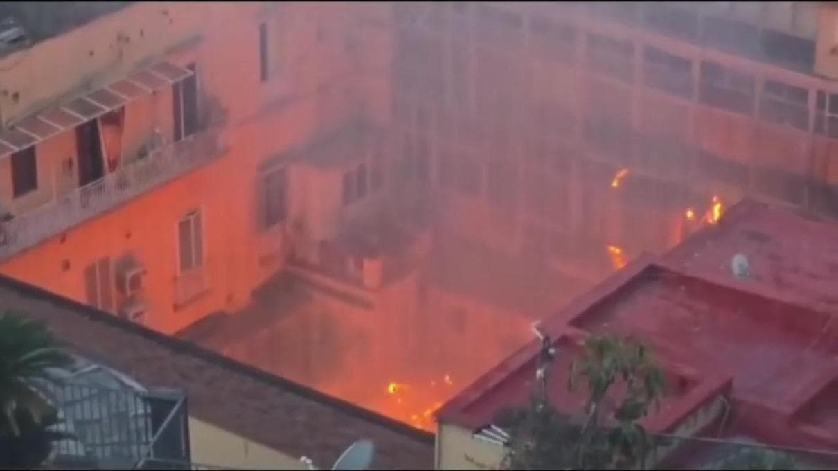 Napoli, incendio a Chiaia al teatro Sannazaro - la Repubblica
