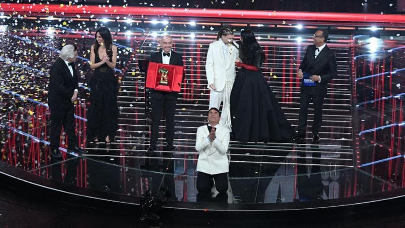 Sal Da Vinci, dalla hit al trionfo a Sanremo in ginocchio: "Hanno vinto buoni sentimenti e onestà"