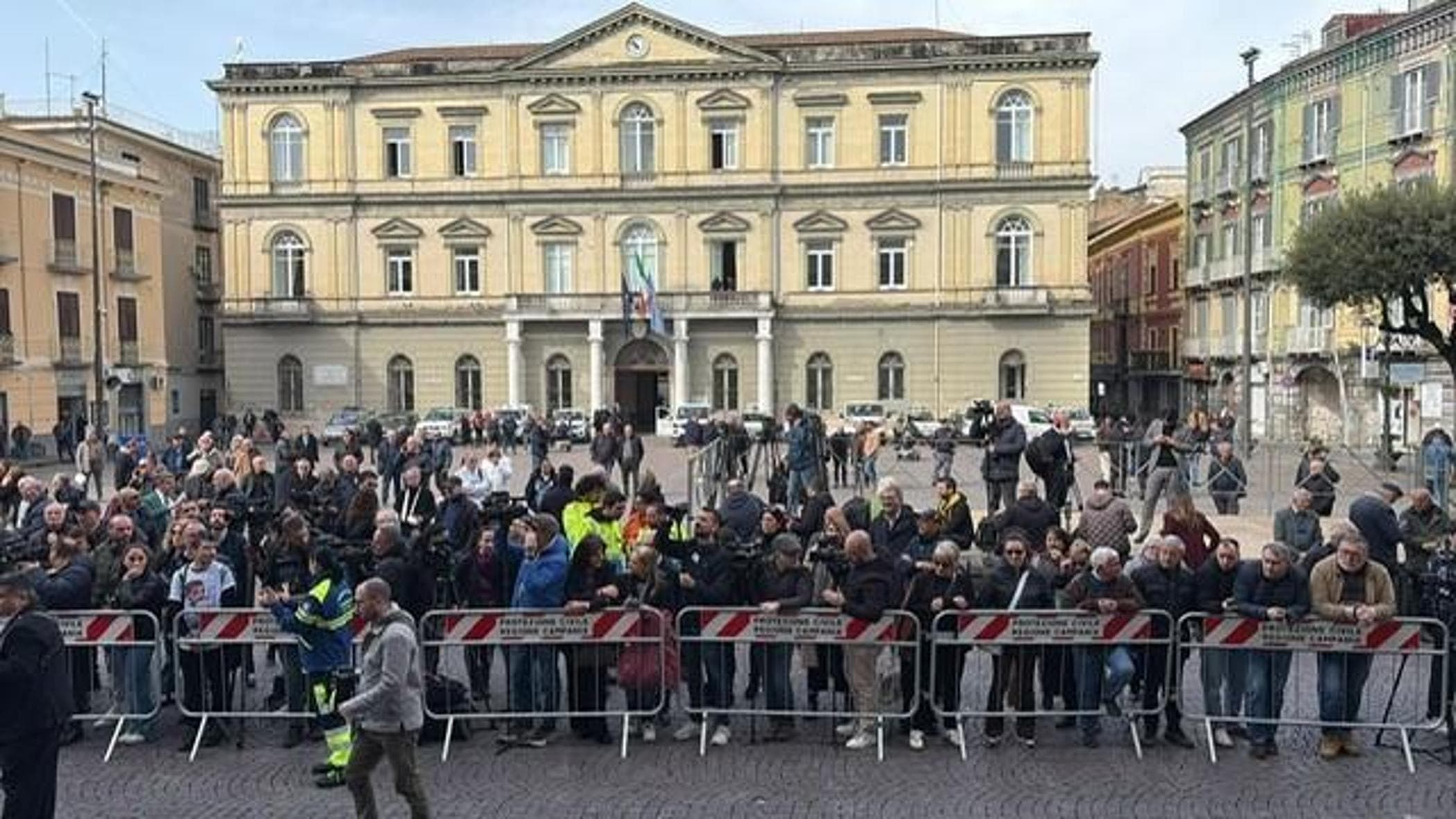 Nola, il feretro del piccolo Domenico arrivato in cattedrale. Attesa per la premier Meloni