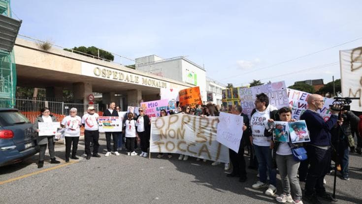 La disperazione dei genitori di Domenico: un grido che scuote Napoli