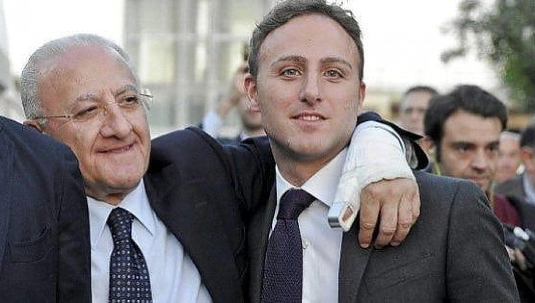 Il Pd spegne il caso De Luca:“Il figlio Piero nega il simbolo al padre, che dovevamo fare di più?”