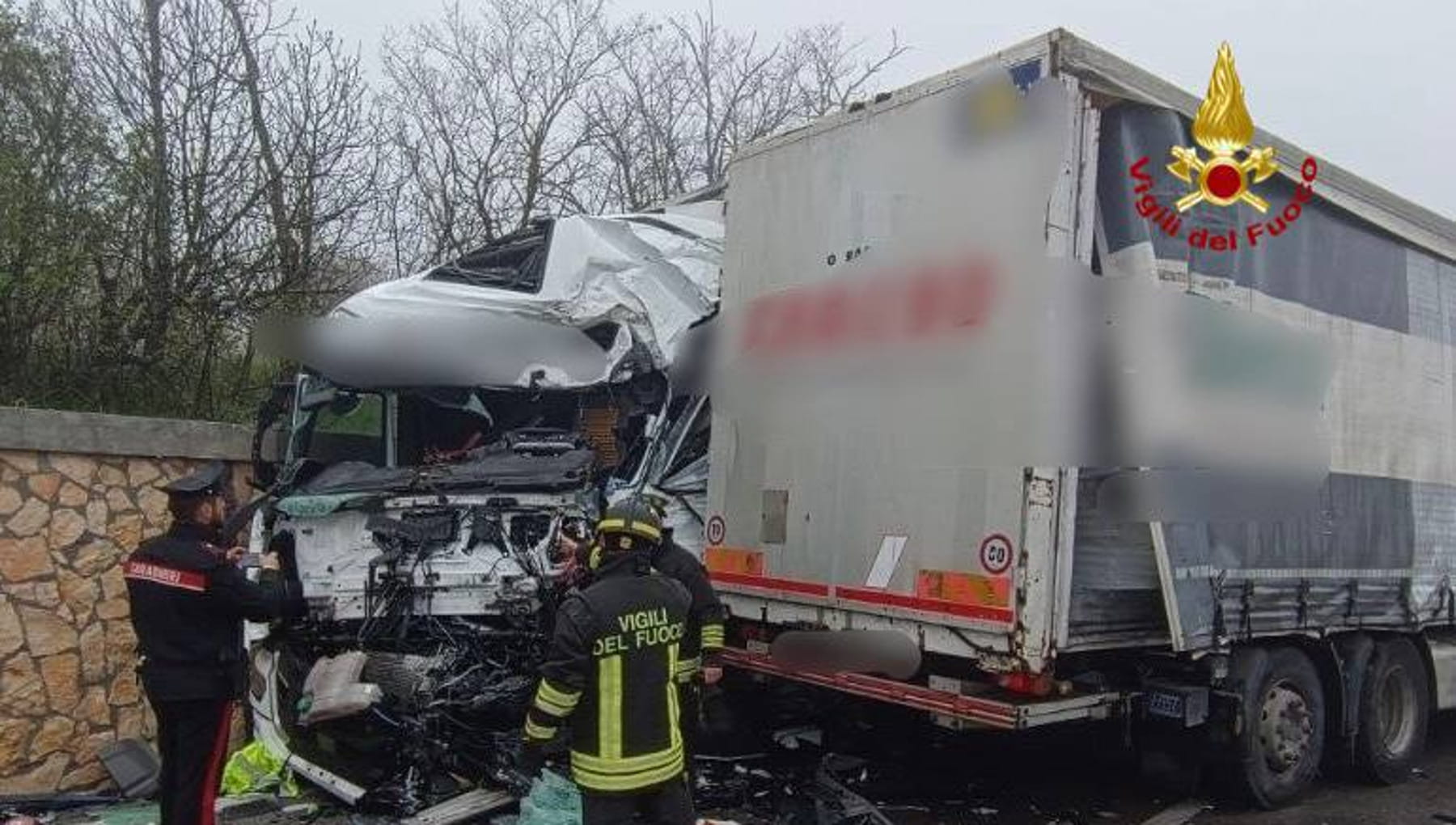 Frontale tra mezzi pesanti sulla Potenza-Melfi: un morto e un ferito ...