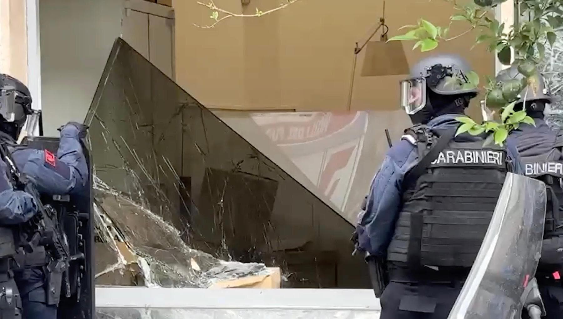 Napoli, assalto armato in banca: 25 persone in ostaggio per ore, poi la fuga dei rapinatori da un buco nel pavimento